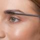 Close-up van een blauw oog, de Shapa Mascara wordt aangebracht